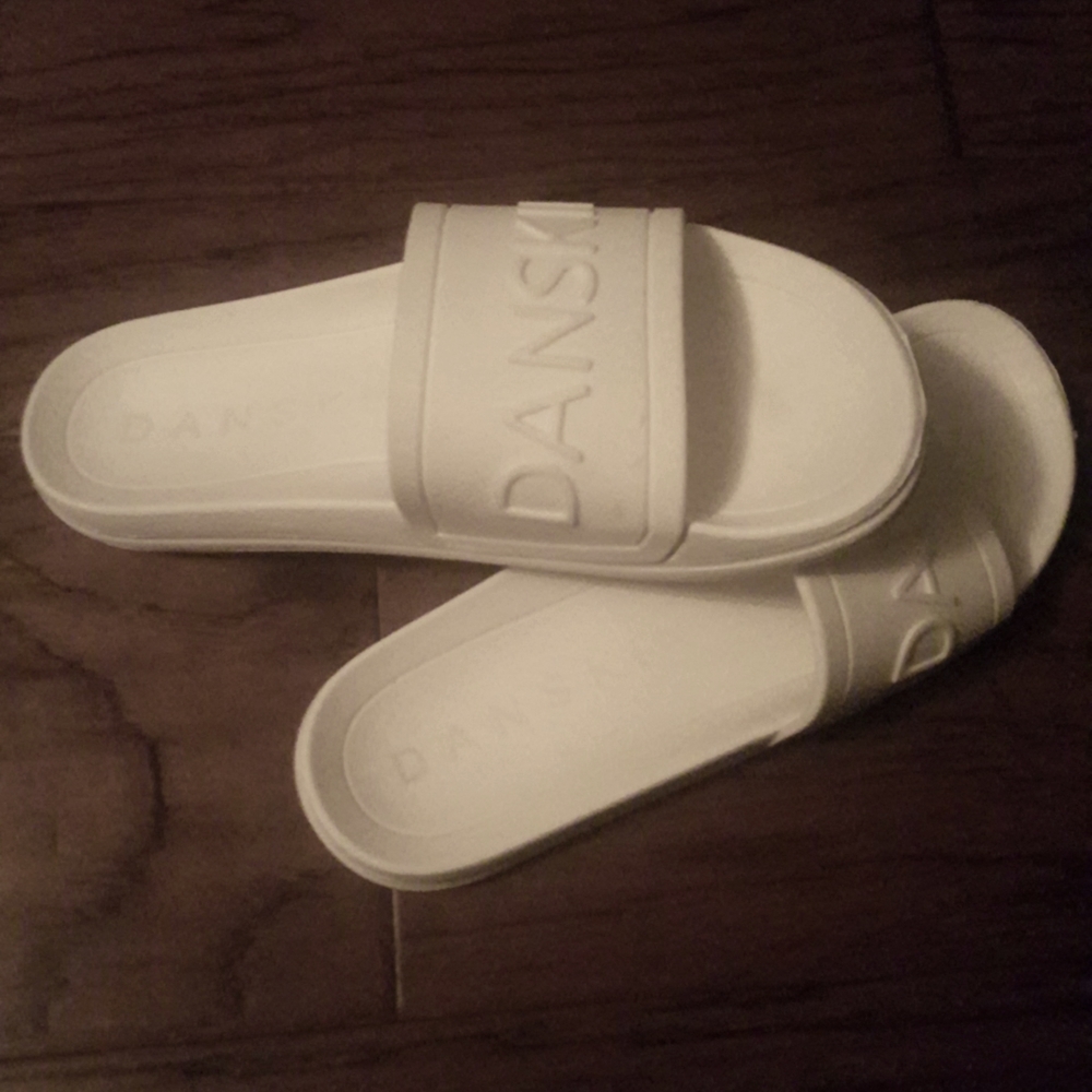 DANSKIN ATHLETIC SLIDES